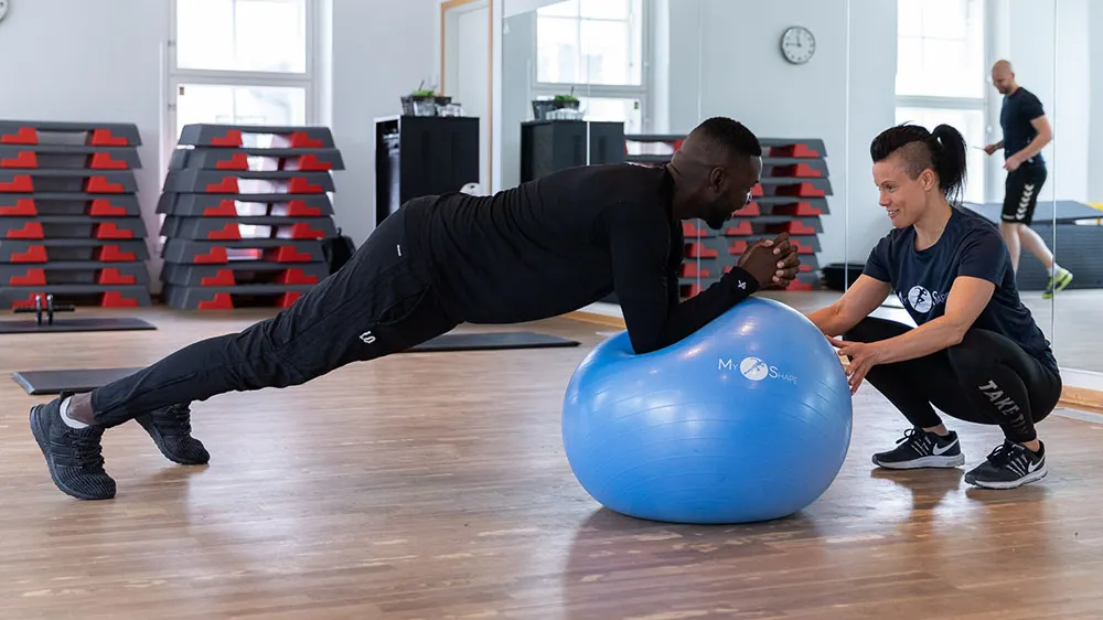 Träna med pilatesboll – 10 effektiva övningar för coreträning